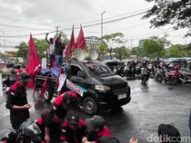 Demo Buruh di Depan Kantor Gubernur Sulsel, Lalin Urip Sumoharjo Macet