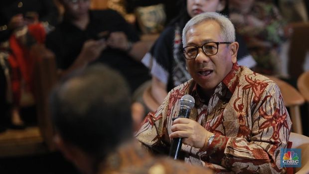 Director & Chief Business Officer Indosat Ooredoo Hutchison, Muhammad Buldansyah menyampaikan paparan dalam CNBC Indonesia Coffee Morning Tech & Telco Edition di Queens Head, Jakarta, Selasa (11/11/2025). (CNBC Indonesia/Muhammad Sabki)