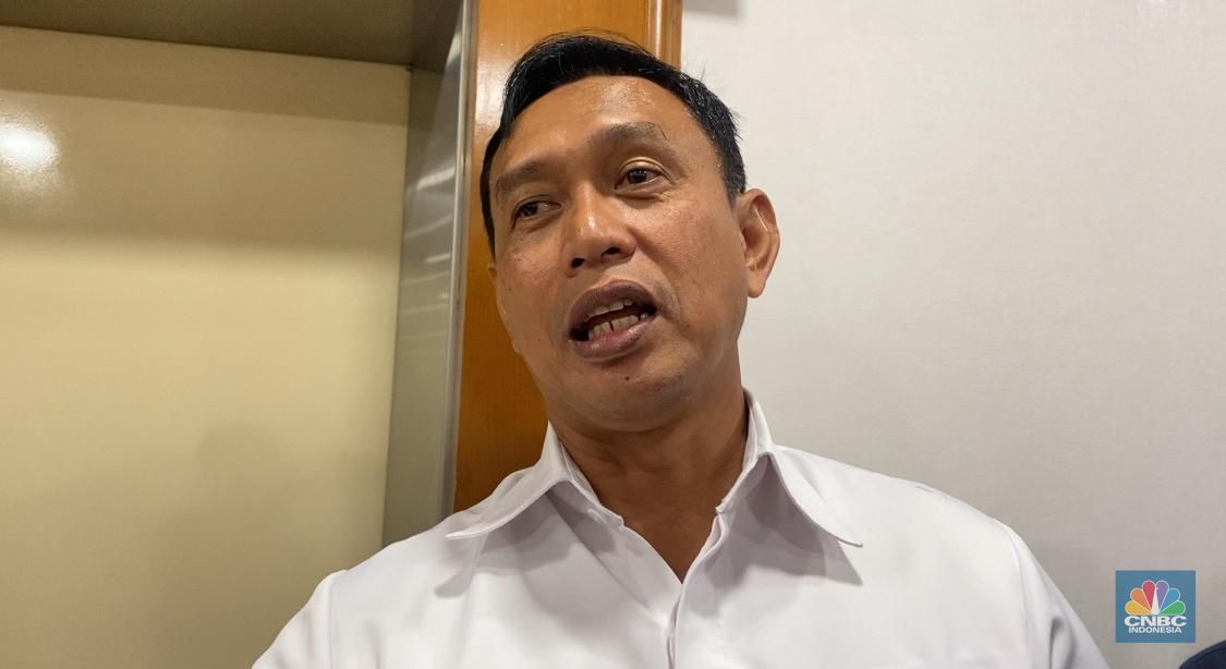 Direktur Utama Perum Bulog, Ahmad Rizal Ramdhani saat ditemui di kantor Kemenko Pangan, Jakarta, Selasa (11/11/2025). (CNBC Indonesia/Martyasari Rizky)