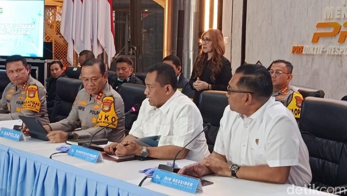 Dirreskrimum Polda Metro Jaya, Kombes Iman Imannudin dalam jumpa pers soal ledakan di SMAN 72 Jakarta (Wildan N/detikcom)