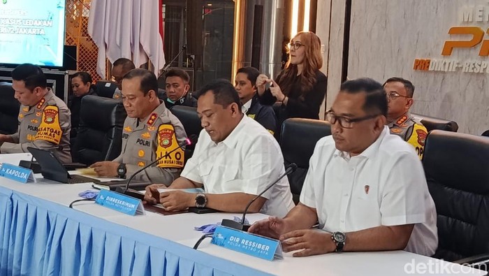 Dirreskrimum Polda Metro Jaya, Kombes Iman Imannudin dalam jumpa pers soal ledakan di SMAN 72 Jakarta (Wildan N/detikcom)