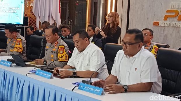 Dirreskrimum Polda Metro Jaya, Kombes Iman Imannudin dalam jumpa pers soal ledakan di SMAN 72 Jakarta (Wildan N/detikcom)