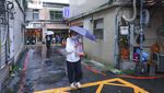 Diterpa Angin dan Hujan, Warga Taipei Bertahan Saat Topan Fung-wong Mendekat