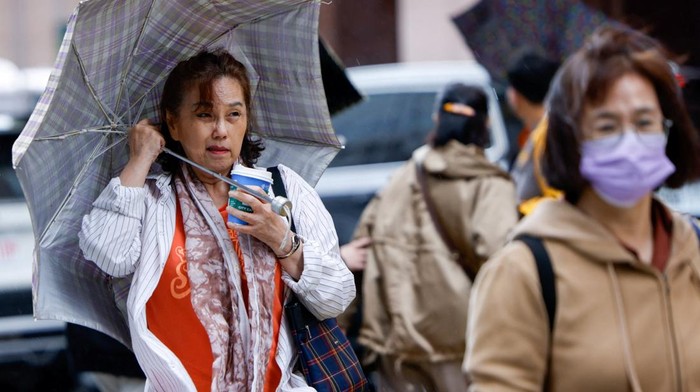 Angin kencang dan hujan deras melanda Taipei, Taiwan, pada Selasa (11/11/2025) seiring dengan semakin dekatnya Topan Fung-wong yang bergerak menuju wilayah utara pulau tersebut. Sejumlah warga tetap beraktivitas meski cuaca ekstrem melanda, sementara sebagian lainnya memilih berteduh dan memperkuat perlindungan di rumah. REUTERS/Ann Wang