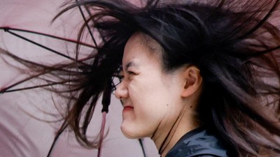 Diterpa Angin dan Hujan, Warga Taipei Bertahan Saat Topan Fung-wong Mendekat