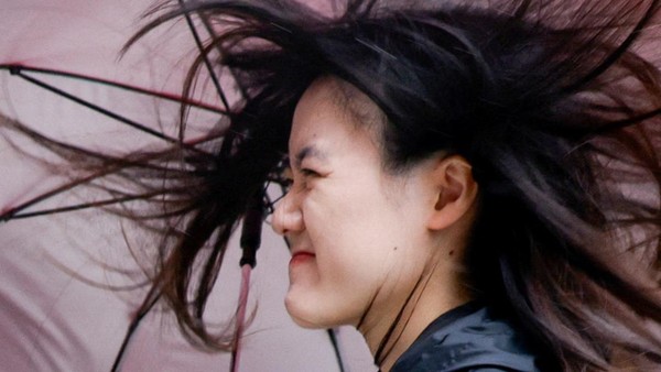 Diterpa Angin dan Hujan, Warga Taipei Bertahan Saat Topan Fung-wong Mendekat