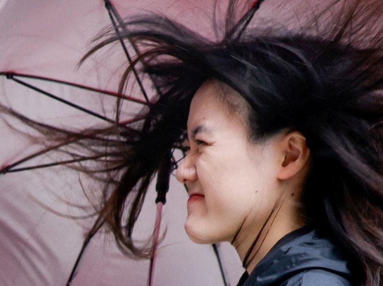 Diterpa Angin dan Hujan, Warga Taipei Bertahan Saat Topan Fung-wong Mendekat