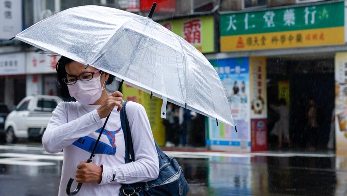 Angin kencang dan hujan deras melanda Taipei, Taiwan, pada Selasa (11/11/2025) seiring dengan semakin dekatnya Topan Fung-wong yang bergerak menuju wilayah utara pulau tersebut. Sejumlah warga tetap beraktivitas meski cuaca ekstrem melanda, sementara sebagian lainnya memilih berteduh dan memperkuat perlindungan di rumah. REUTERS/Ann Wang
