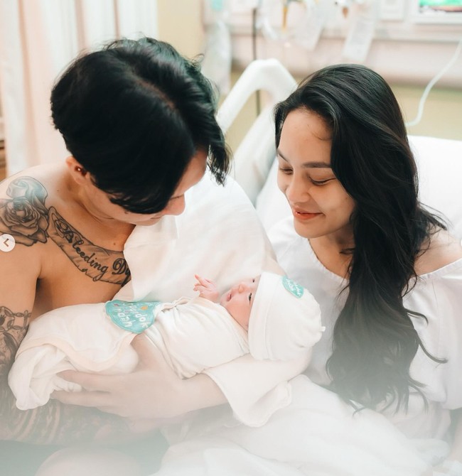 Bravy sendiri sebelumnya selalu terlihat setia mendampingi Erika dari mulai hamil hingga melahirkan. Meski anak tersebut bukan anak kandung Bravy, namun saking dekatnya, Bravy dan baby Andrew sudah terlihat seperti ayah dan anak. Foto: Instagram/@eri.carl