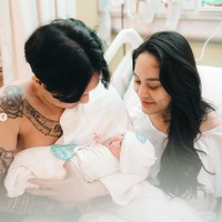 Bravy sendiri sebelumnya selalu terlihat setia mendampingi Erika dari mulai hamil hingga melahirkan. Meski anak tersebut bukan anak kandung Bravy, namun saking dekatnya, Bravy dan baby Andrew sudah terlihat seperti ayah dan anak. Foto: Instagram/@eri.carl
