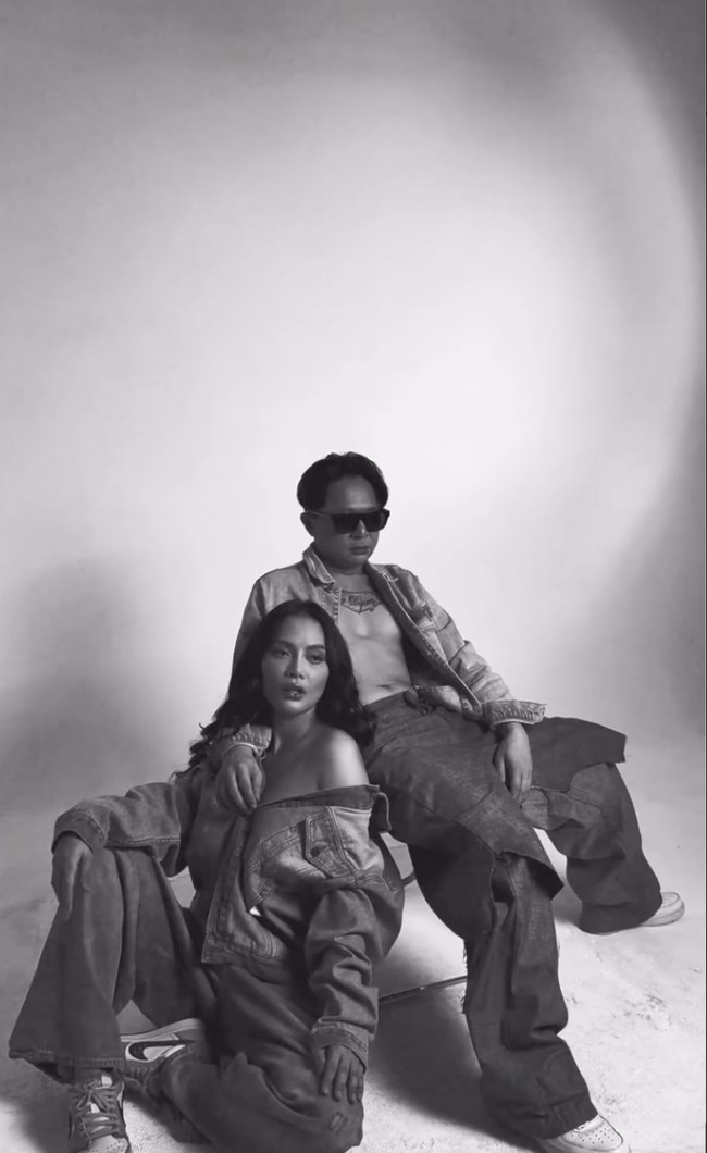 Bravy mengaku bahwa putusnya hubungan dengan Erina memang karena kesalahannya. Ia sempat mengirimkan DM kepada wanita lain yang mengungkapkan rasa kangennya. Hal tersebut yang kemudian membuat Bravy & Erika bertengkar. Yang gue DM perempuan bilang kangen itu bener, bukan editan, dan memang bener gue DM cewek, gue selingkuh, itu betul. Ribut kita tanggal 22 Oktober, sempat ribut dan putus, cuma gue mencoba perbaiki dan minta maaf, terang Bravy. Foto: Instagram/@eri.carl