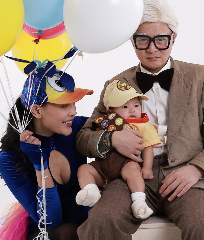 Meski kini sudah putus namun beberapa momen-momen hangat keduanya masih terlihat di akun Instagram masing-masing, salah satunya ssaat Erika dan Bravy menjalani pemotretan bersama baby Andrew. Seperti layaknya keluarga, ketiganya kompak kenakan kostum seperti karakter dalam film UP. Foto: Instagram/@eri.carl