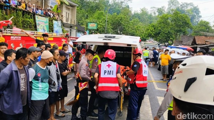 Proses evakuasi korban tewas dalam kecelakaan di Kalijambe, Purworejo, Selasa (11/11/2025).