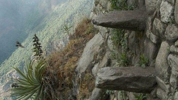 Tangga gantung di tebing dengan pijakan batu tipis lokasinya berada di Peru. Salah injak sedikit, langsung ganti alamat KTP. Foto: Boredpanda