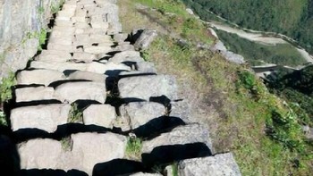 Tangga Inca di tepi jurang. Di sini, setiap langkah adalah renungan hidup. Foto: Boredpanda