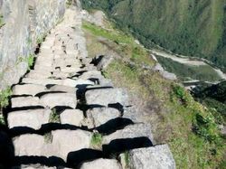 Foto Tangga Paling Aneh dan Berbahaya, Salah Langkah Bisa Beda Alam