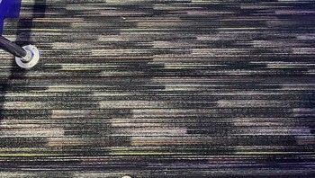 Tangga berkarpet motif nyaru. Mata lihat lantai rata, kaki bilang: “Ngga.” Foto: Boredpanda