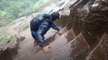 Tangga tebing basah naik gunung saat musim hujan. Ini bukan hiking, ini uji iman. Foto: Boredpanda