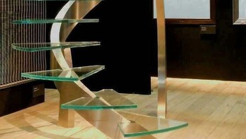 Tangga spiral kaca transparan. Elegan untuk dipandang, mematikan untuk dijalani saat kaki basah atau lagi panik. Foto: Boredpanda