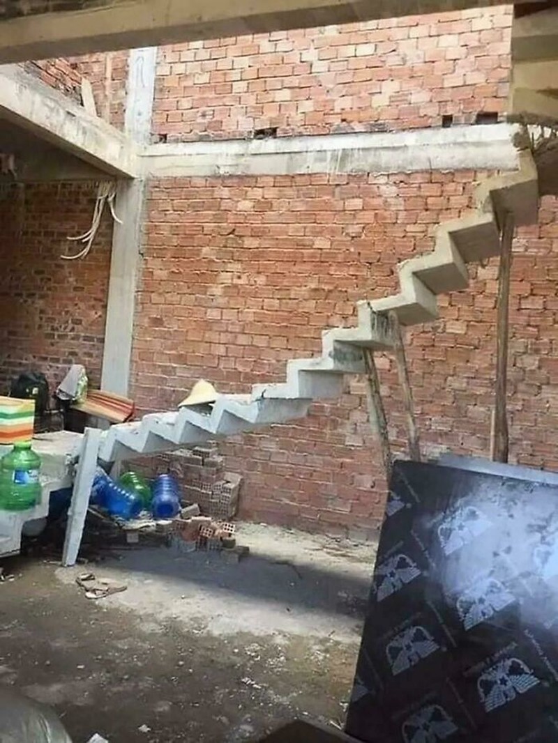 Foto Tangga Paling Aneh dan Berbahaya