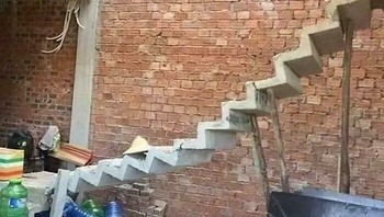 Tangga beton yang seolah dibuat sambil copas dari mimpi buruk. Pegangan tangan? Tidak. Keamanan? Juga tidak. Foto: Boredpanda