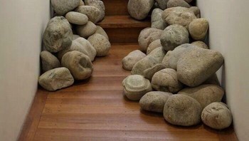 Tangga penuh batu kali. Cocok untuk melatih keseimbangan, kesabaran, dan kesadaran bahwa hidup memang sulit. Foto: Boredpanda
