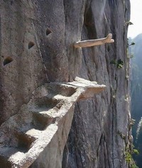 Foto Tangga Paling Aneh dan Berbahaya