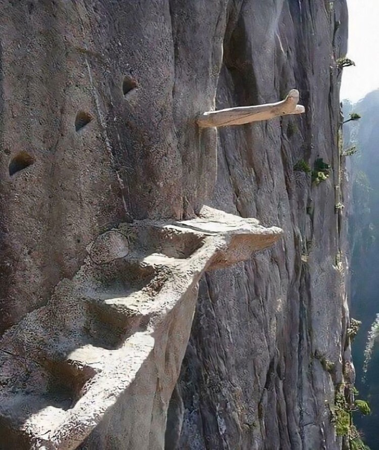 Foto Tangga Paling Aneh dan Berbahaya