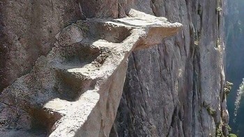 Tangga tebing yang tampak seperti jalur ninja kuno. Naiknya berdoa, turunnya pasrah. Foto: Boredpanda