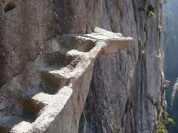 Foto Tangga Paling Aneh dan Berbahaya, Salah Langkah Bisa Beda Alam