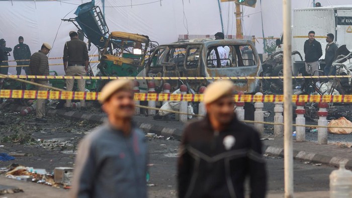 Suasana di kawasan kota tua Delhi, India, pada Selasa (11/11/2025) berubah mencekam setelah ledakan terjadi di dekat Benteng Merah yang bersejarah. Aparat kepolisian segera memasang garis pembatas di sekitar lokasi kejadian untuk mengamankan area dan memudahkan proses penyelidikan. REUTERS/Adnan Abidi