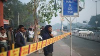 Polisi meminta warga menjauh dari area kejadian hingga proses investigasi selesai, sementara suasana duka masih terasa di Delhi pasca peristiwa tragis tersebut. REUTERS/Adnan Abidi