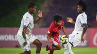 Sebelumnya, Timnas U17 Indonesia asuhan Nova Arianto sempat membuka sedikit harapan lolos berkat kemenangan historis 2-1 atas Honduras pada partai terakhir Grup H, Senin (10/11/2025) di Lapangan 2 Aspire Zone, Doha, Qatar. REUTERS/Eloisa Lopez