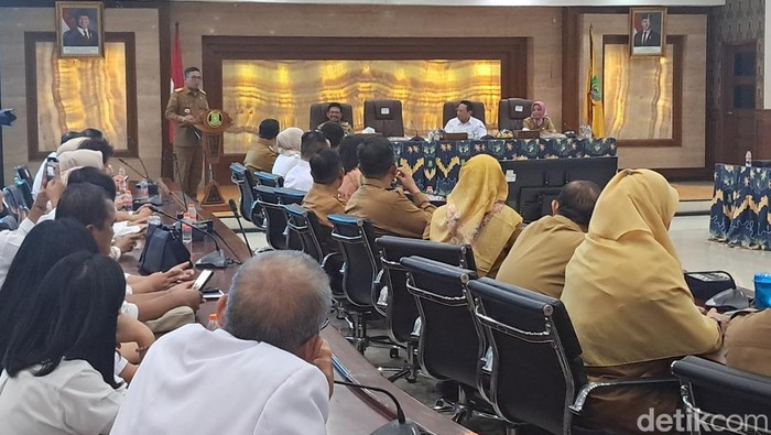 Gubernur Banten Andra Soni bertemu dengan Wakil Menteri Kesehatan Benjamin Paulus Octavianus. (Arief/detikcom).