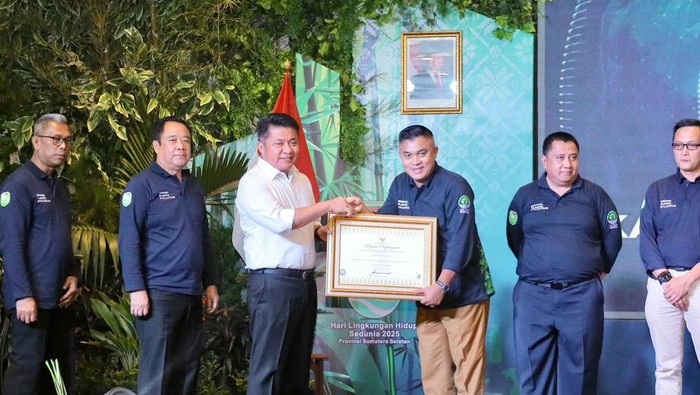 Gubernur Sumsel serahkan penghargaan ke Sekda Kota Palembang