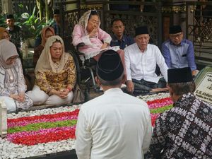 Sinta Nuriyah Ziarah ke Makam Gus Dur Usai Terima Gelar Pahlawan Nasional