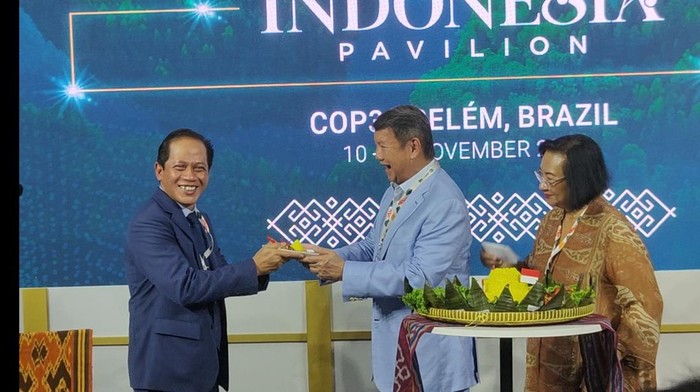 Hashim Djojohadikusumo memotong tumpeng tanda dibukanya paviliun Indonesia di KTT COP30 Brasil (Gusti/detikcom)