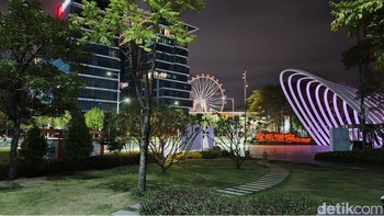 Sekarang kita coba foto zoom pada malam hari, dengan obyek yang sama, yaitu kincir raksasa di kejauhan. Foto: Fyk/detikinet