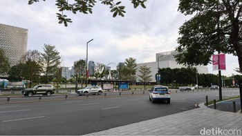 Foto sore hari Kota Shenzhen, China. Di kejauhan, tampak wahana kincir Bay Glory yang melingkar. Di slide berikutnya, kincir itu akan di-zoom oleh kamera Oppo Find X9 Pro. Foto: Fyk/detikinet