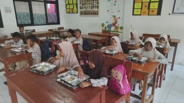 Ilustrasi siswa menyantap makanan makan bergizi gratis.