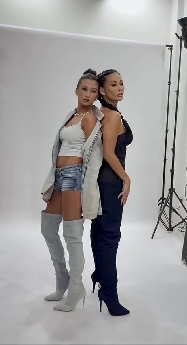 Dengan penuh percaya diri Indah dan Ayanna memamerkan pose kompak mereka.  Ayanna diketahui merupakan anak pertama hasil pernikahan Indah dan Ibrahim Justin Werner. Foto: Instagram/@indahkalalo