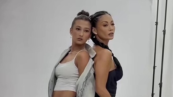 7 Pemotretan Indah Kalalo & Putri Bulenya yang Sudah Remaja, Bak Kakak-Adik