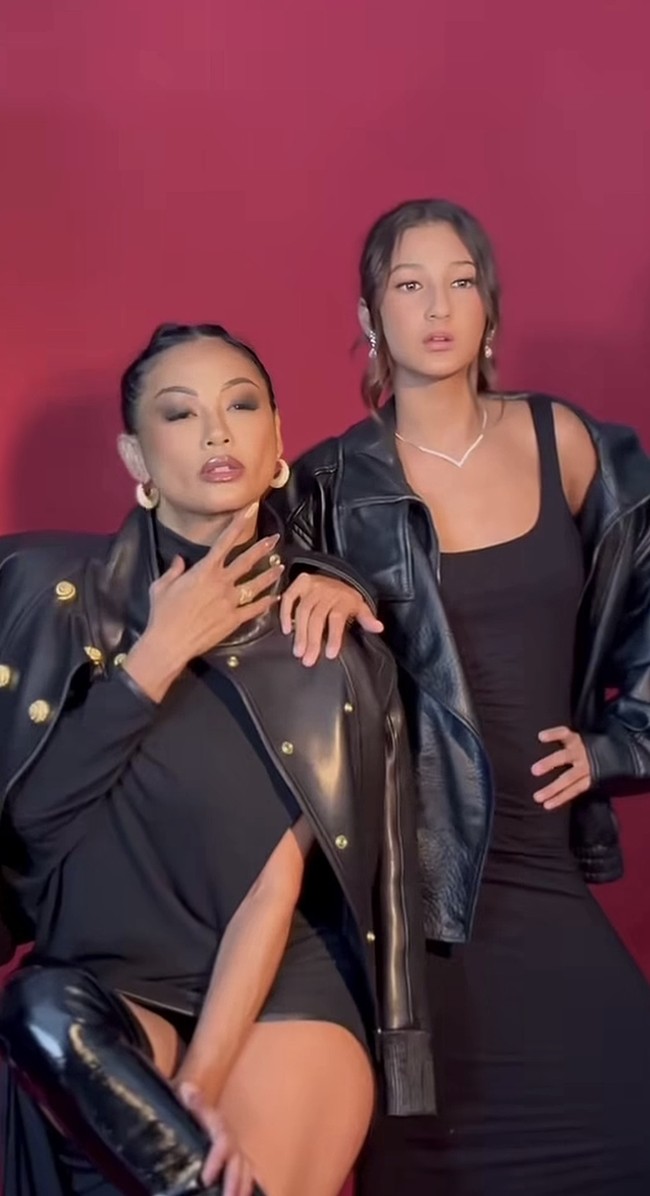 Di look kedua, Indah dan Ayanna kompak kenakan busana serba hitam. Pasangan ibu dan anak itu tampil berani dengan perpaduan jaket kulit hitam yang membuat gayanya makin memukau. Foto: Instagram/@indahkalalo