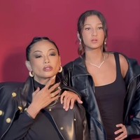 Di look kedua, Indah dan Ayanna kompak kenakan busana serba hitam. Pasangan ibu dan anak itu tampil berani dengan perpaduan jaket kulit hitam yang membuat gayanya makin memukau. Foto: Instagram/@indahkalalo