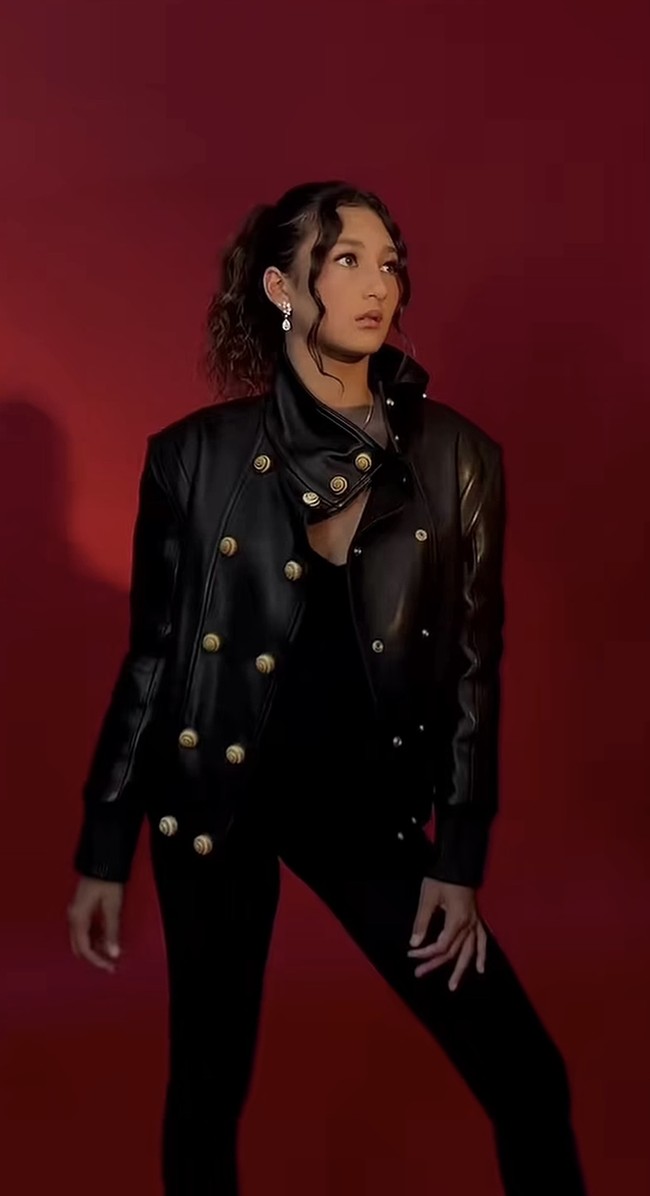 Punya wajah blasteran, Ayanna diketahui memiliki darah Australia dari sang ayah. Kini sudah berusia 13 tahun, penampilannya dengan sang mama jadi bak kakak-adik. Foto: Instagram/@indahkalalo