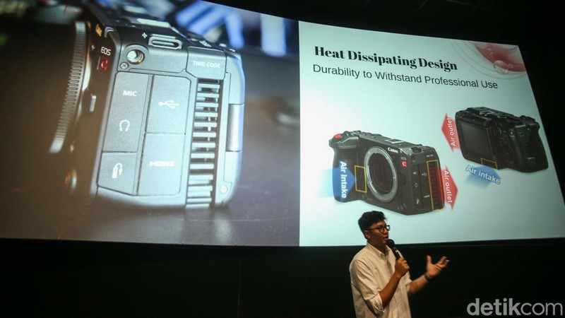 Canon kembali menghadirkan inovasi di lini kamera profesionalnya melalui peluncuran EOS C50, kamera Cinema EOS paling ringkas yang kini hadir dengan teknologi Open Gate. Melalui PT Datascrip sebagai distributor tunggal produk pencitraan digital di Indonesia, Canon menyasar kreator yang membutuhkan kualitas sinematik tinggi tanpa mengorbankan mobilitas.