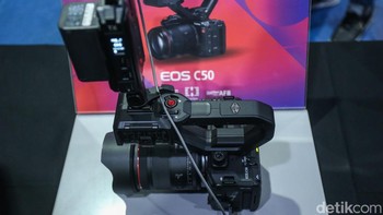 Tak hanya unggul di video, kamera ini juga dapat mengambil foto beresolusi 32MP.Sebagai model pertama dengan teknologi open gate recording 3:2, EOS C50 memungkinkan pemanfaatan penuh area sensor untuk fleksibilitas dalam reframing dan konversi format horizontal maupun vertikal.