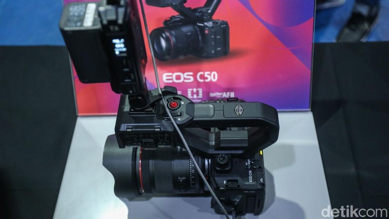 Canon kembali menghadirkan inovasi di lini kamera profesionalnya melalui peluncuran EOS C50, kamera Cinema EOS paling ringkas yang kini hadir dengan teknologi Open Gate. Melalui PT Datascrip sebagai distributor tunggal produk pencitraan digital di Indonesia, Canon menyasar kreator yang membutuhkan kualitas sinematik tinggi tanpa mengorbankan mobilitas.