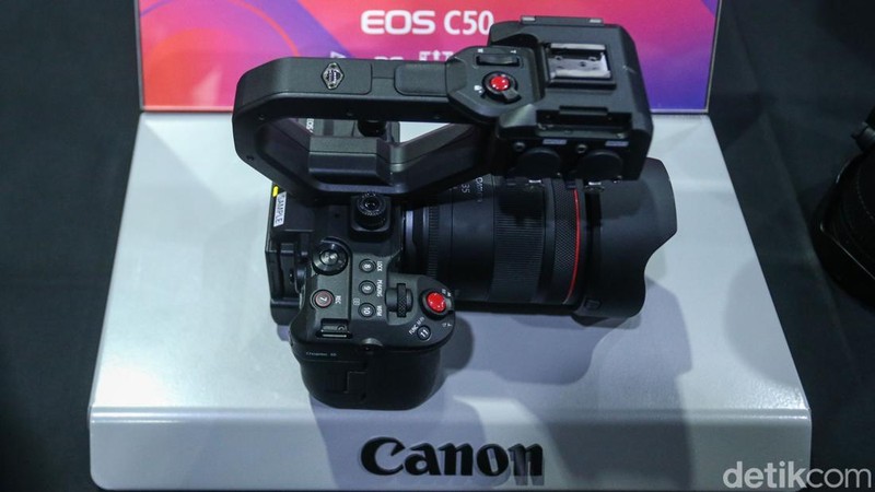 Canon kembali menghadirkan inovasi di lini kamera profesionalnya melalui peluncuran EOS C50, kamera Cinema EOS paling ringkas yang kini hadir dengan teknologi Open Gate. Melalui PT Datascrip sebagai distributor tunggal produk pencitraan digital di Indonesia, Canon menyasar kreator yang membutuhkan kualitas sinematik tinggi tanpa mengorbankan mobilitas.