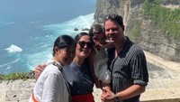 Ia pun langsung memboyong keluarga dan ibundanya untuk liburan di Bali. Foto: Instagram @graciaz14